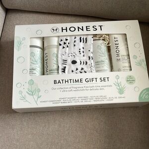 The Honest Company Bathtime Gift Set - NIB!